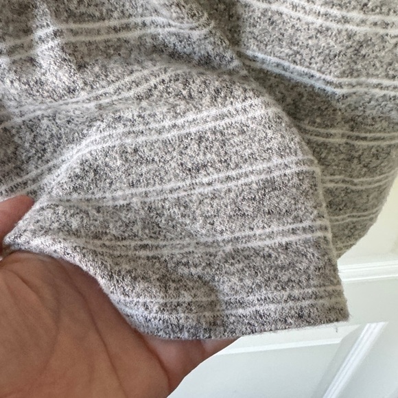 Emory Park Gray Striped V-Neck Top / A63 - Picture 4 of 4